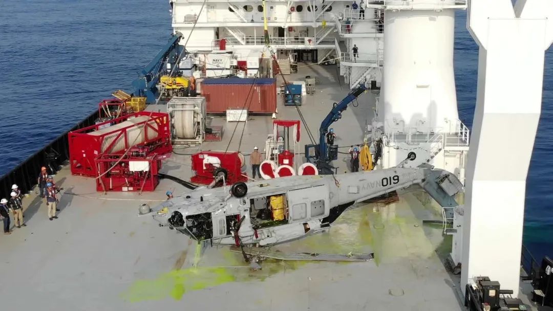 从深海被打捞出水的这架“海鹰”直升机