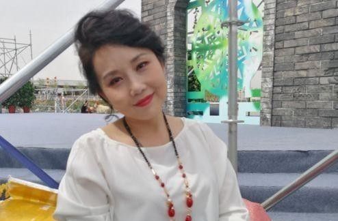 举办的全国青年歌手电视大奖赛时,节目组的一位负责人突然警告胡月道