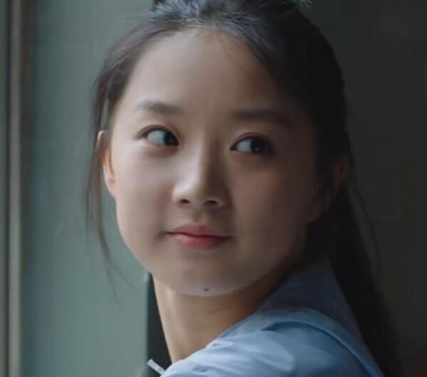 比如剧中几个颜值形象最有冲击力的青年演员,包括清冷的罗竹君,温暖