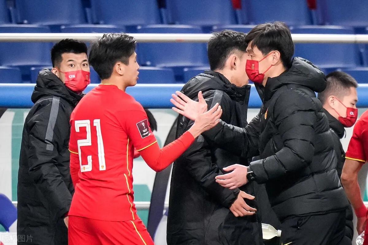 国足惨败日本仍有重大收获,两大强援连夜驰援,战越南必将取胜