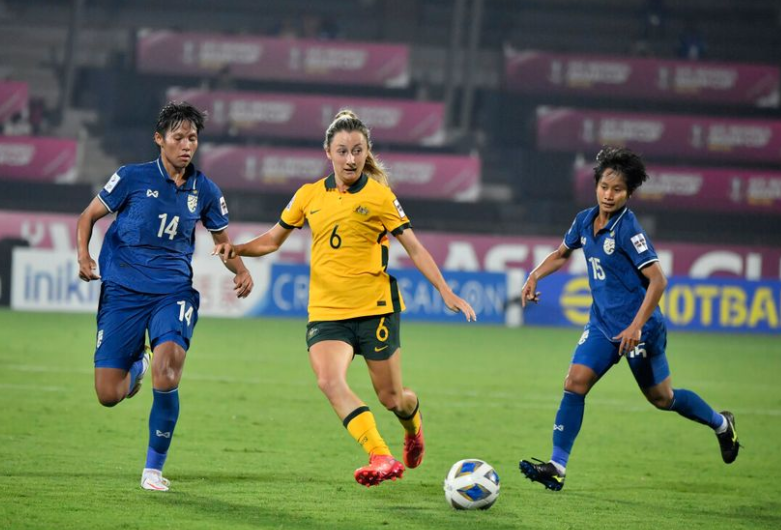 2-1！亚洲杯亚军险胜晋级，第93分钟丢球不冤枉，8强战死磕<a href=