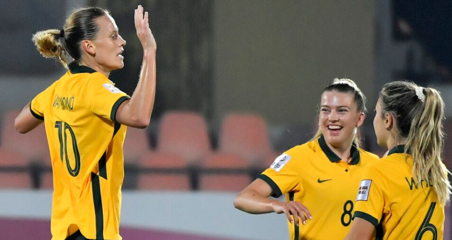 2-1！亚洲杯亚军险胜晋级，第93分钟丢球不冤枉，8强战死磕<a href=