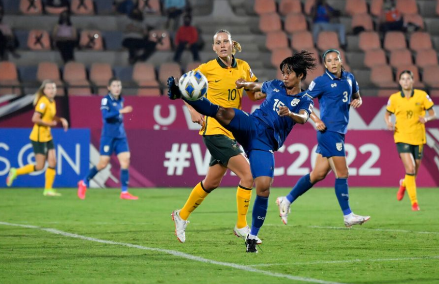 2-1！亚洲杯亚军险胜晋级，第93分钟丢球不冤枉，8强战死磕<a href=