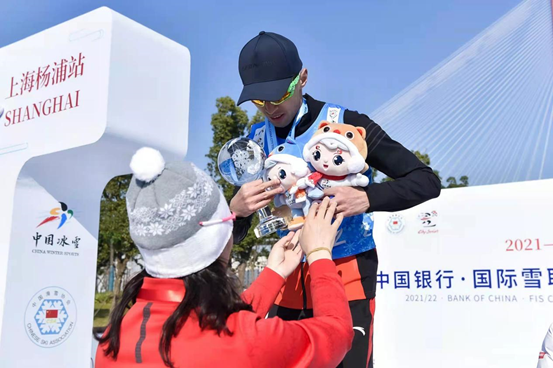 王强在国际雪联城市越野滑雪中国巡回赛上海站比赛中夺冠，获得北京冬奥会参赛资格。