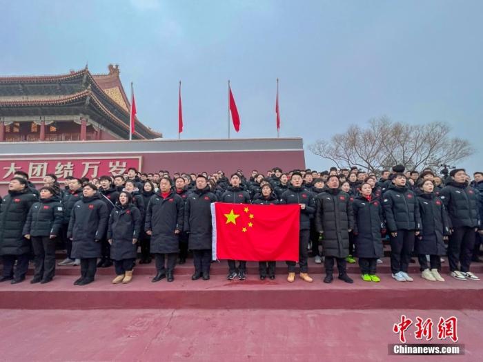 1月25日,北京冬奥会中国体育代表团部分成员来到天安门广场观看升国旗仪式,并宣誓出征。图为中国体育代表团部分成员宣誓出征北京冬奥会。 中新社发 国家体育总局冬季运动管理中心 供图