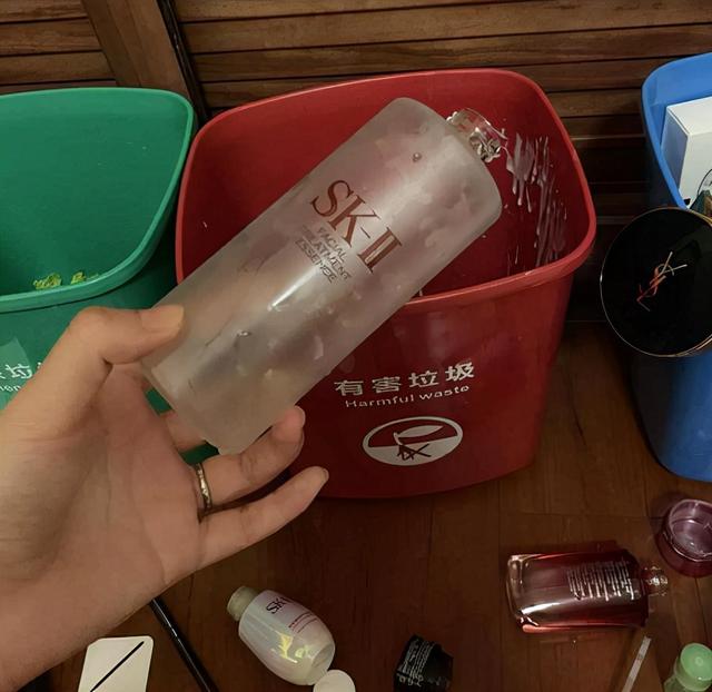 化妆品被亲戚家的熊孩子全毁了!网友:隔着屏幕血压都飙升休闲区蓝鸢梦想 - Www.slyday.coM 化妆品被亲戚家的熊孩子全毁了!网友:隔着屏幕血压都飙升休闲区蓝鸢梦想 - Www.slyday.coM