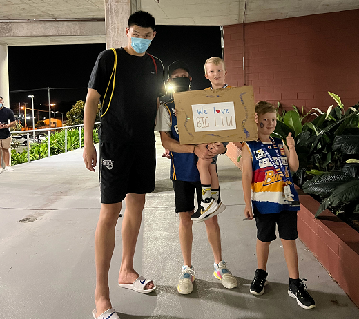 暖心!澳洲小球迷举牌应援刘传兴,爸爸称死忠粉,大刘赛后合影