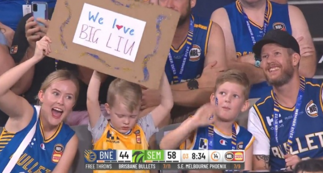 暖心!澳洲小球迷举牌应援刘传兴,爸爸称死忠粉,大刘赛后合影