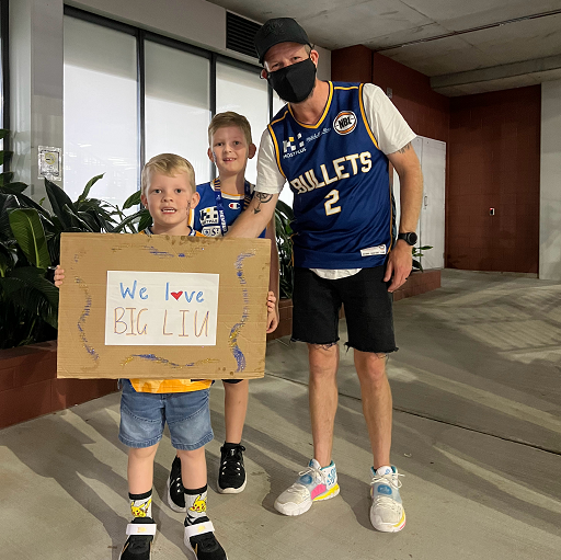 暖心!澳洲小球迷举牌应援刘传兴,爸爸称死忠粉,大刘赛后合影