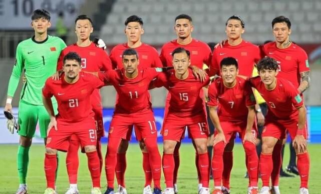 飞行6小时!国足凌晨抵越南驻地酒店,下午就开练,力争双杀对手