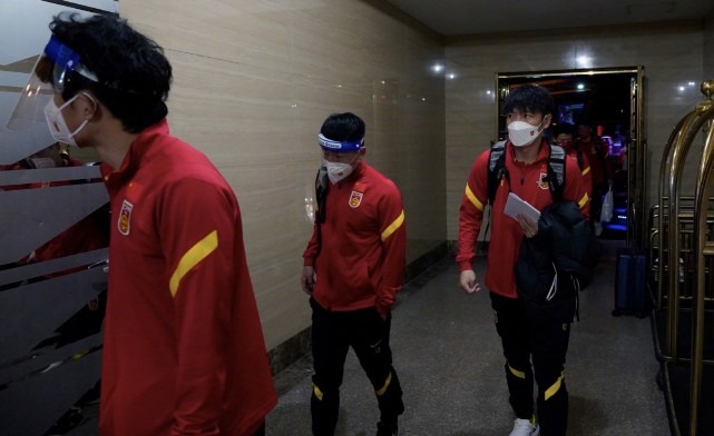 飞行6小时!国足凌晨抵越南驻地酒店,下午就开练,力争双杀对手