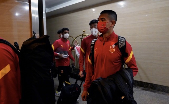 飞行6小时!国足凌晨抵越南驻地酒店,下午就开练,力争双杀对手