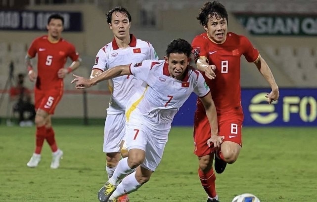 飞行6小时!国足凌晨抵越南驻地酒店,下午就开练,力争双杀对手