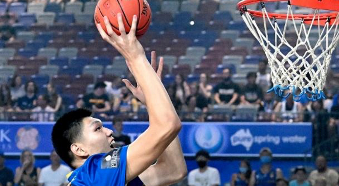 暖心!澳洲小球迷举牌应援刘传兴,爸爸称死忠粉,大刘赛后合影