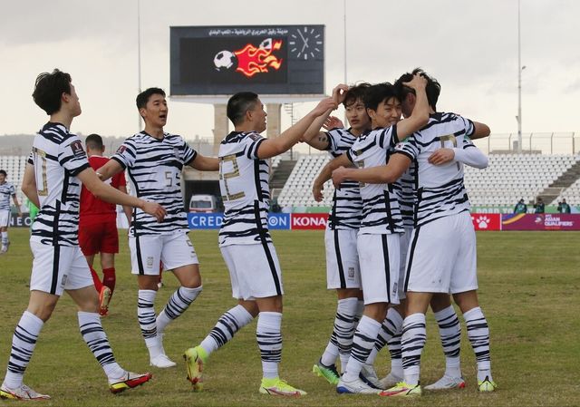 1-0！12强赛新老大诞生！<a href=