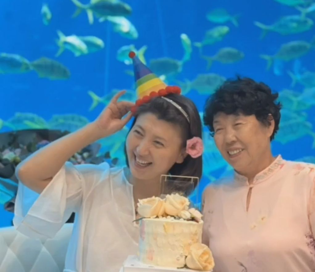 51岁闫学晶高调庆生素颜出镜穿白裙好显嫩曾在婚礼上艳压儿媳