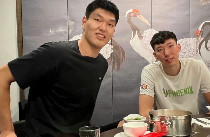 暖心!澳洲小球迷举牌应援刘传兴,爸爸称死忠粉,大刘赛后合影