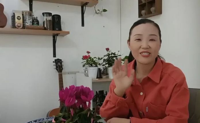 孙卓陪妈妈逛街，搭肩膀尽显亲密，养母发声谴责，网友：酸味十足