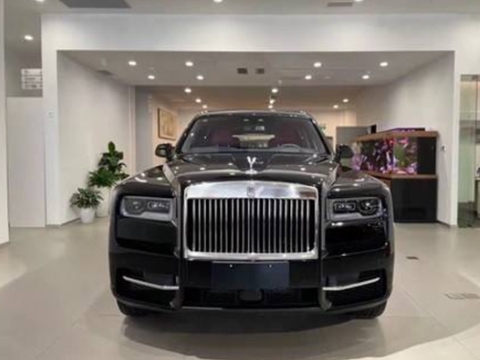 面包车撞上劳斯莱斯，大叔指着车后一行字笑了：“我早有准备”