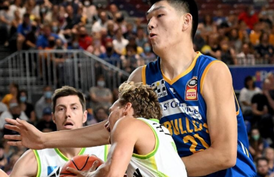 暖心!澳洲小球迷举牌应援刘传兴,爸爸称死忠粉,大刘赛后合影