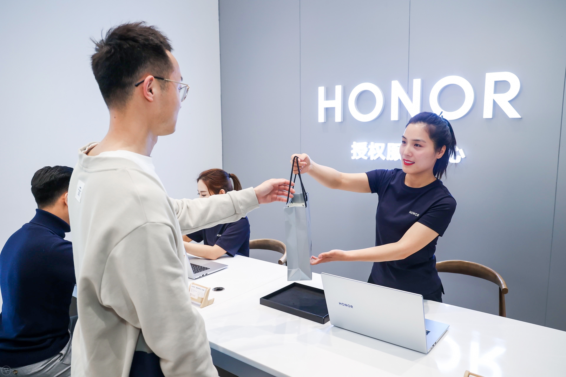 如何成为有温度的品牌?春节不打烊背后我们看到了荣耀的答案休闲区蓝鸢梦想 - Www.slyday.coM 如何成为有温度的品牌?春节不打烊背后我们看到了荣耀的答案休闲区蓝鸢梦想 - Www.slyday.coM