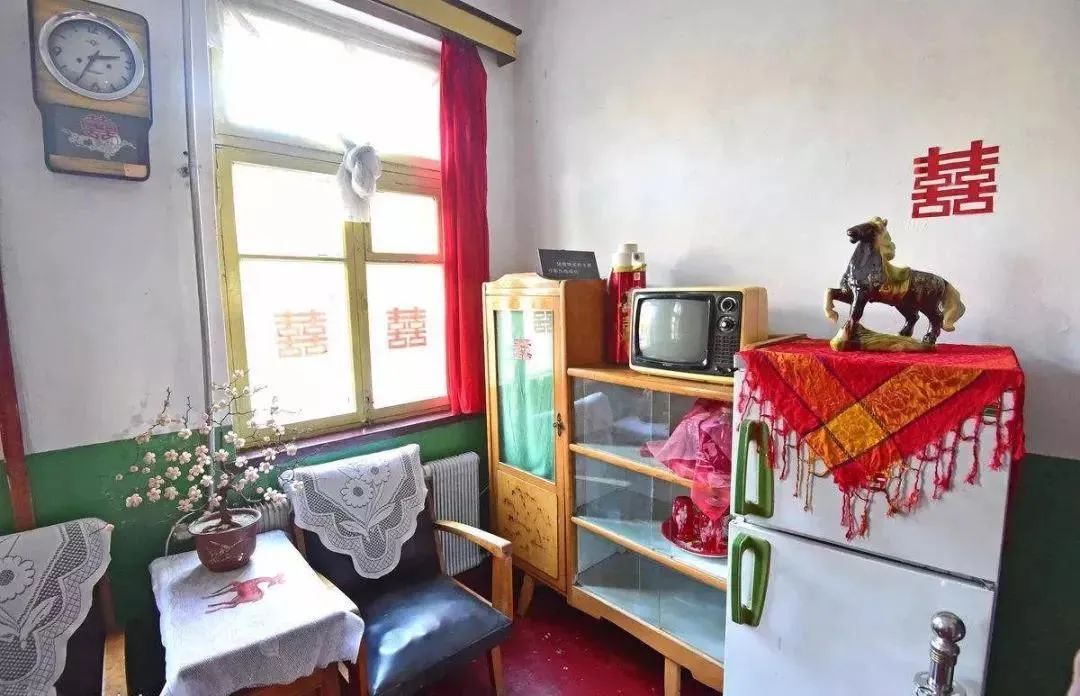 爸妈当年的装修审美有多绝?现在最流行家居元素都是他们当年玩剩下的休闲区蓝鸢梦想 - Www.slyday.coM 爸妈当年的装修审美有多绝?现在最流行家居元素都是他们当年玩剩下的休闲区蓝鸢梦想 - Www.slyday.coM