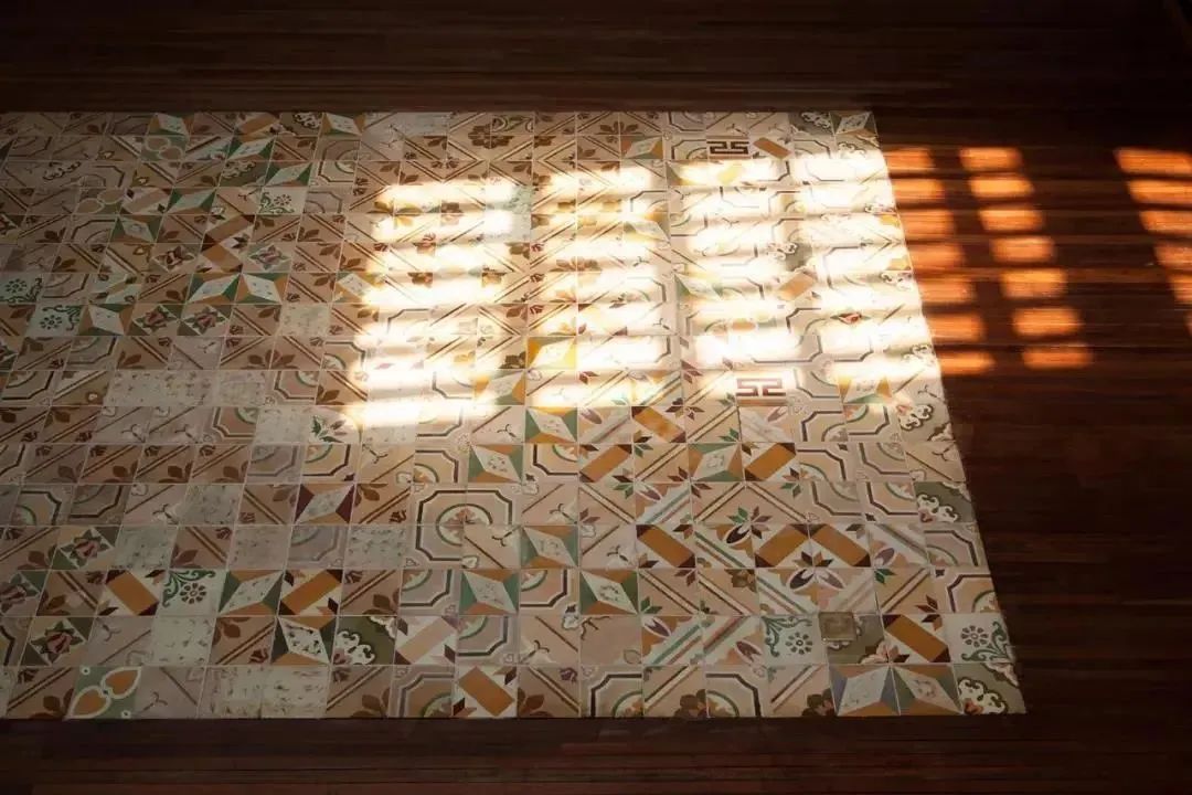 爸妈当年的装修审美有多绝?现在最流行家居元素都是他们当年玩剩下的休闲区蓝鸢梦想 - Www.slyday.coM 爸妈当年的装修审美有多绝?现在最流行家居元素都是他们当年玩剩下的休闲区蓝鸢梦想 - Www.slyday.coM