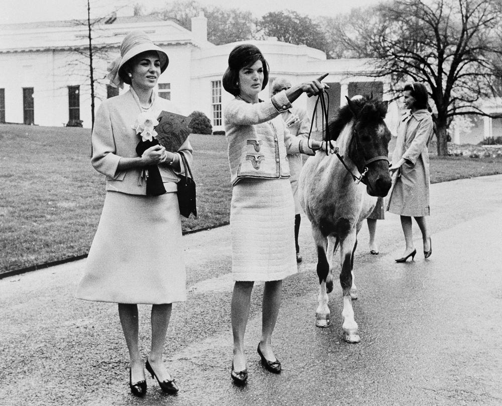 1962年,第一夫人杰奎琳·肯尼迪,女儿卡罗琳 和小马通心粉(图源