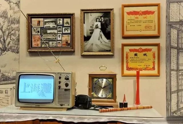 爸妈当年的装修审美有多绝?现在最流行家居元素都是他们当年玩剩下的休闲区蓝鸢梦想 - Www.slyday.coM 爸妈当年的装修审美有多绝?现在最流行家居元素都是他们当年玩剩下的休闲区蓝鸢梦想 - Www.slyday.coM