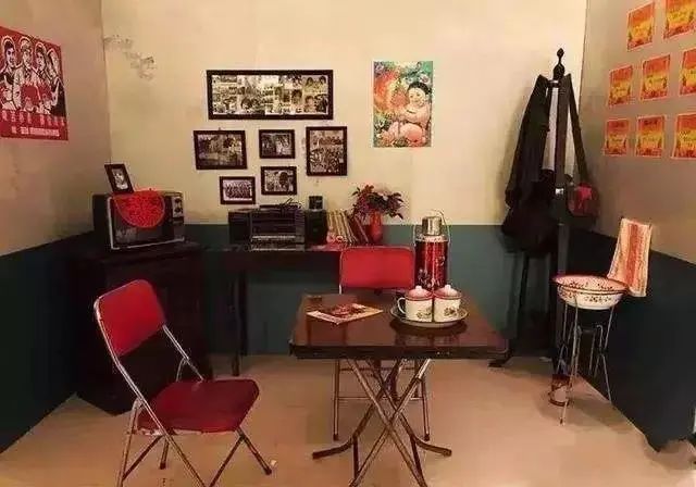 爸妈当年的装修审美有多绝?现在最流行家居元素都是他们当年玩剩下的休闲区蓝鸢梦想 - Www.slyday.coM 爸妈当年的装修审美有多绝?现在最流行家居元素都是他们当年玩剩下的休闲区蓝鸢梦想 - Www.slyday.coM