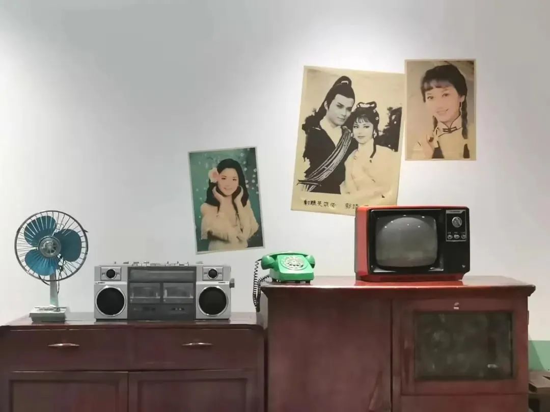 爸妈当年的装修审美有多绝?现在最流行家居元素都是他们当年玩剩下的休闲区蓝鸢梦想 - Www.slyday.coM 爸妈当年的装修审美有多绝?现在最流行家居元素都是他们当年玩剩下的休闲区蓝鸢梦想 - Www.slyday.coM