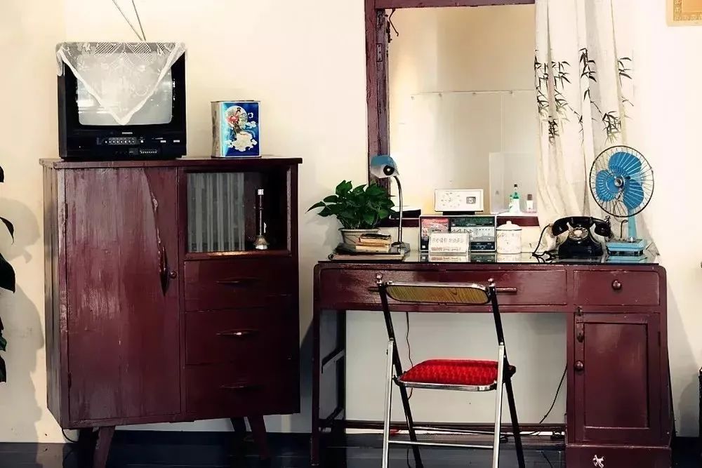 爸妈当年的装修审美有多绝?现在最流行家居元素都是他们当年玩剩下的休闲区蓝鸢梦想 - Www.slyday.coM 爸妈当年的装修审美有多绝?现在最流行家居元素都是他们当年玩剩下的休闲区蓝鸢梦想 - Www.slyday.coM