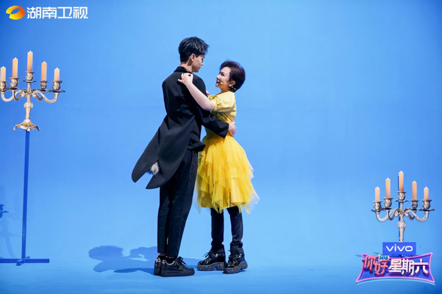 秦霄贤“抱蔡明”,《你好,星期六》百变春晚带你回忆经典休闲区蓝鸢梦想 - Www.slyday.coM 秦霄贤“抱蔡明”,《你好,星期六》百变春晚带你回忆经典休闲区蓝鸢梦想 - Www.slyday.coM