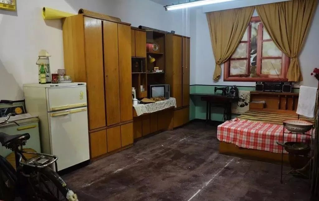 爸妈当年的装修审美有多绝?现在最流行家居元素都是他们当年玩剩下的休闲区蓝鸢梦想 - Www.slyday.coM 爸妈当年的装修审美有多绝?现在最流行家居元素都是他们当年玩剩下的休闲区蓝鸢梦想 - Www.slyday.coM