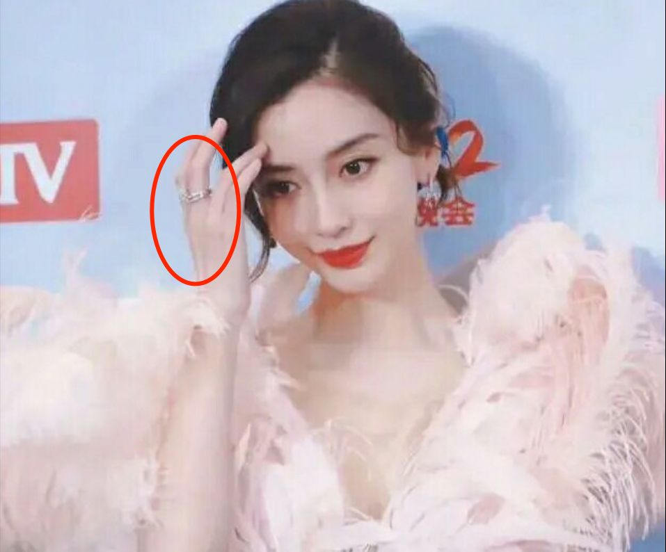 杨颖与黄晓明渐行渐远的过程恰好是她的一部完整的娱乐圈上位记