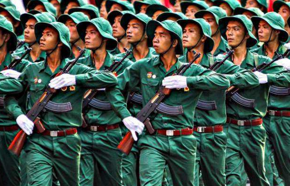 越南军官真土豪，背价值上万的包视察俄基地，美军也没这么气派