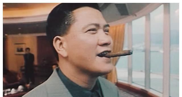 64岁万梓良携空姐老婆现身小饭馆聚会,儿子罕见出镜颇有<a href=