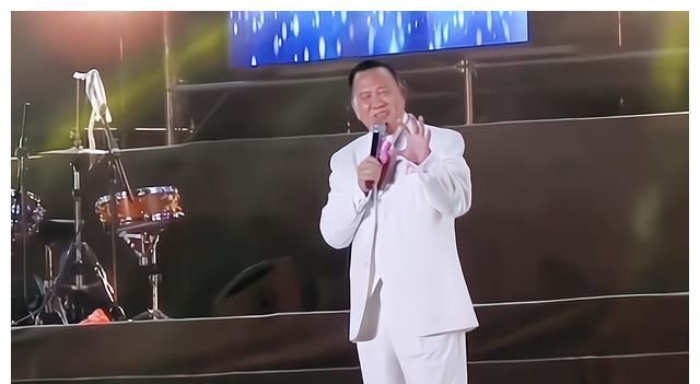 64岁万梓良携空姐老婆现身小饭馆聚会,儿子罕见出镜颇有<a href=