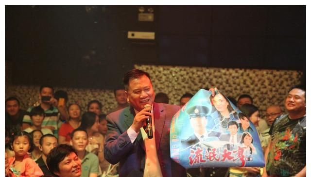 64岁万梓良携空姐老婆现身小饭馆聚会,儿子罕见出镜颇有<a href=