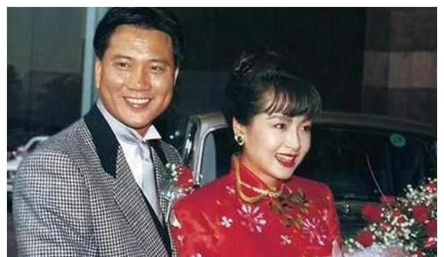 64岁万梓良携空姐老婆现身小饭馆聚会,儿子罕见出镜颇有<a href=