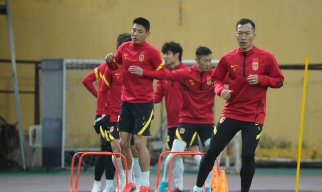 国足挑战倒数第一的越南,火药味为啥这么浓?郑智说了句大实话