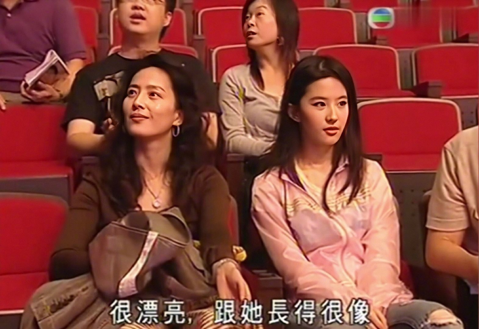 35岁刘亦菲罕携64岁妈妈出镜，妈妈貌美如花，和女儿同框似姐妹 | 人物集