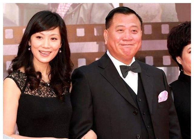 64岁万梓良携空姐老婆现身小饭馆聚会,儿子罕见出镜颇有<a href=