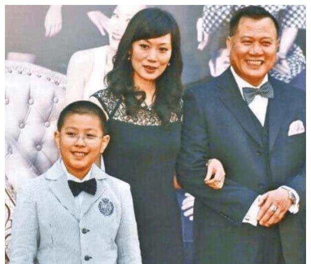 64岁万梓良携空姐老婆现身小饭馆聚会,儿子罕见出镜颇有<a href=