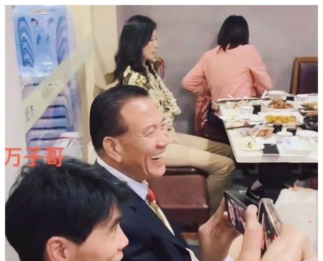 64岁万梓良携空姐老婆现身小饭馆聚会,儿子罕见出镜颇有<a href=