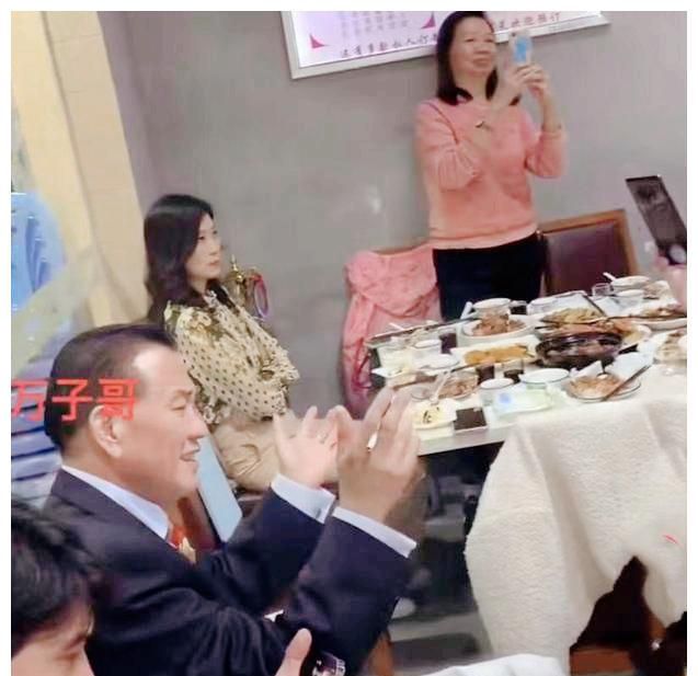 64岁万梓良携空姐老婆现身小饭馆聚会,儿子罕见出镜颇有<a href=