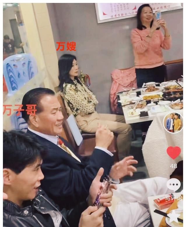 64岁万梓良携空姐老婆现身小饭馆聚会,儿子罕见出镜颇有<a href=