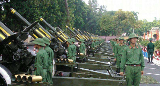 越南军官真土豪，背价值上万的包视察俄基地，美军也没这么气派