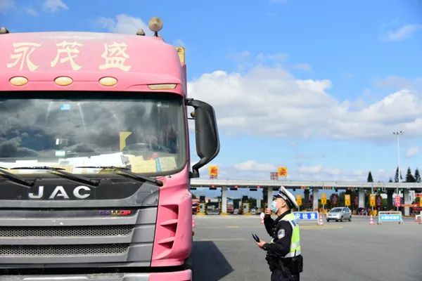 《厦门人的一天》:高速交警保驾归乡路休闲区蓝鸢梦想 - Www.slyday.coM 《厦门人的一天》:高速交警保驾归乡路休闲区蓝鸢梦想 - Www.slyday.coM