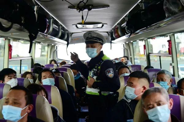 《厦门人的一天》:高速交警保驾归乡路休闲区蓝鸢梦想 - Www.slyday.coM 《厦门人的一天》:高速交警保驾归乡路休闲区蓝鸢梦想 - Www.slyday.coM